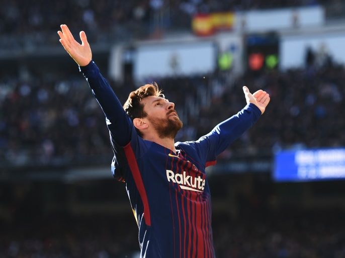MADRID, SPAIN - DECEMBER 23: Lionel Messi of Barcelona celebrates after scoring his sides second goal during the La Liga match between Real Madrid and Barcelona at Estadio Santiago Bernabeu on December 23, 2017 in Madrid, Spain. (Photo by Denis Doyle/Getty Images)