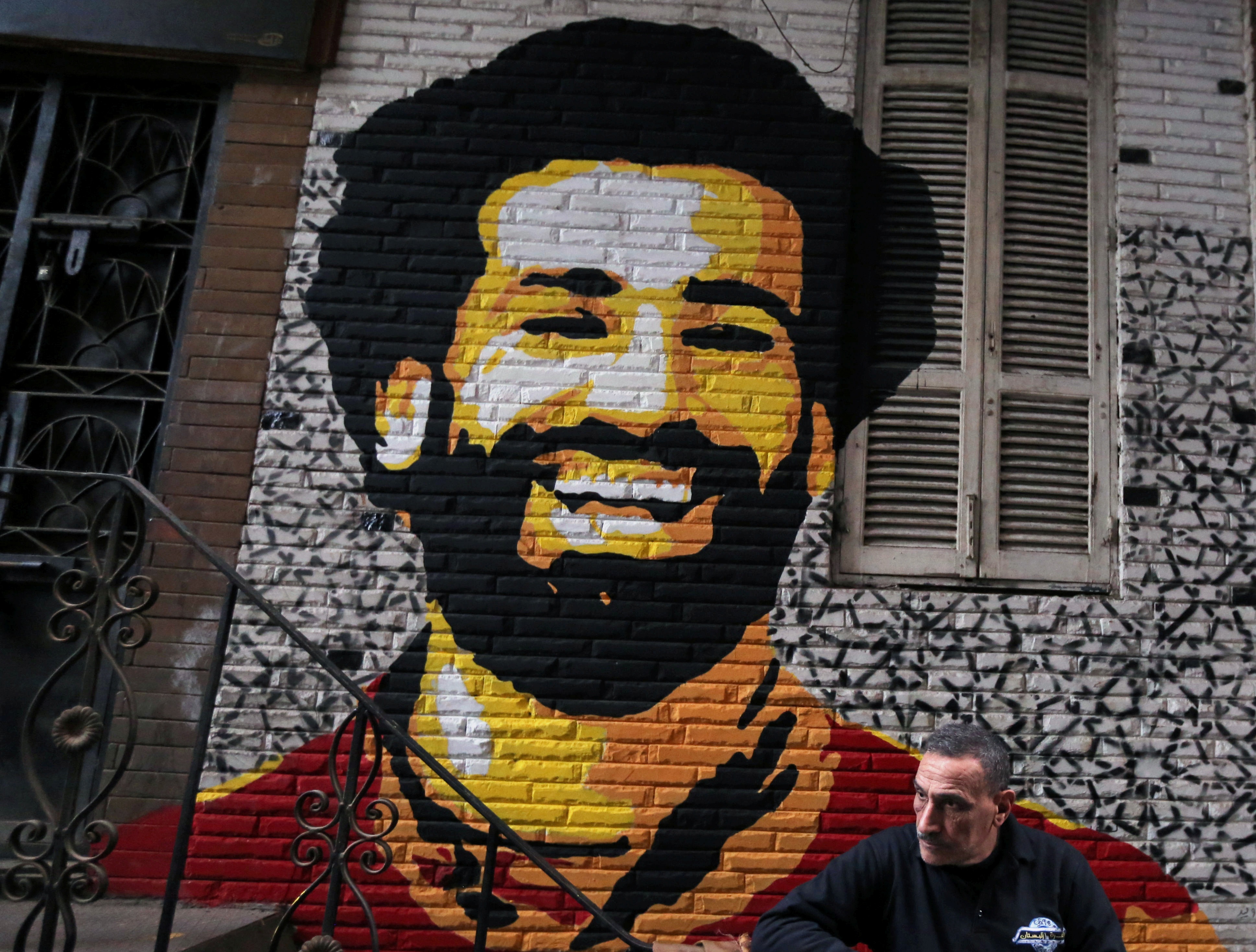 لوحة جدارية لمحمد صلاح بأحد شوارع القاهرة (رويترز)
