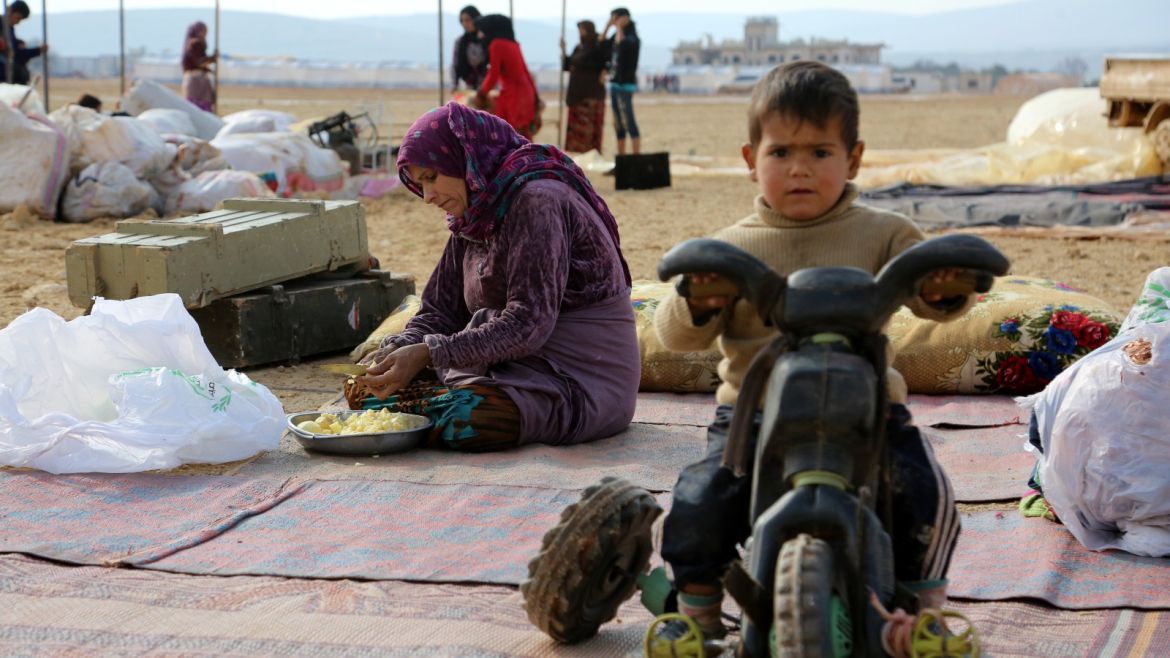 عائلة سورية نازحة بمخيم كلبيت المؤقت قرب معبر باب الهوى على الحدود السورية التركية