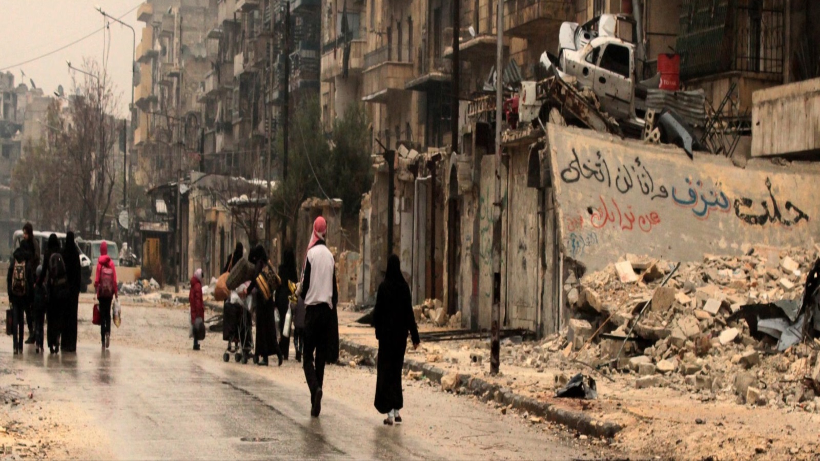 معركة إدلب مستمرة الآن، وموجة النزوح أشد مما كانت عليه في حلب في ديسمبر 2016، ولكن دون تسليط الضوء. بعض التقارير تتحدث عما يزيد عن 100 ألف نازح للشمال السوري