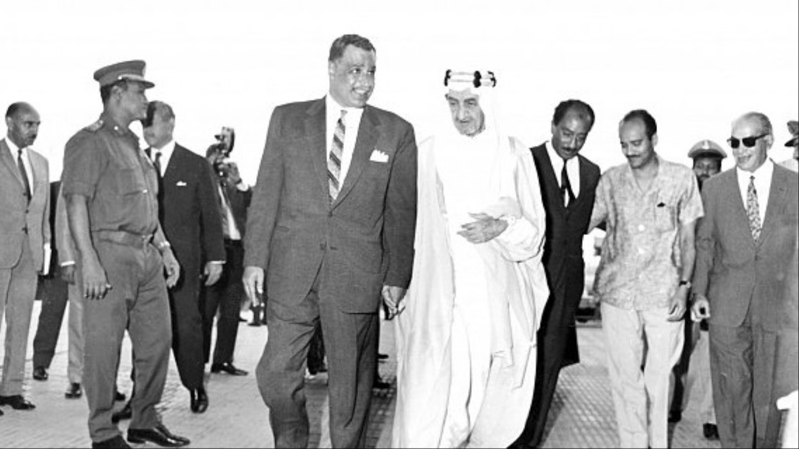 الملك فيصل بن عبد العزيز والرئيس جمال عبد الناصر (مواقع التواصل)