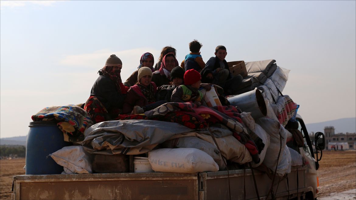epa06421137 Internally displaced family arrive at the Kalbeed makeshift camp, near Bab al-Hawa crossing by the Syrian-Turkish border, 06 January 2018. Hundreds of families fled the fighting between government and opposition forces around Idlib.  EPA-EFE/ZEIN ALRIFAII