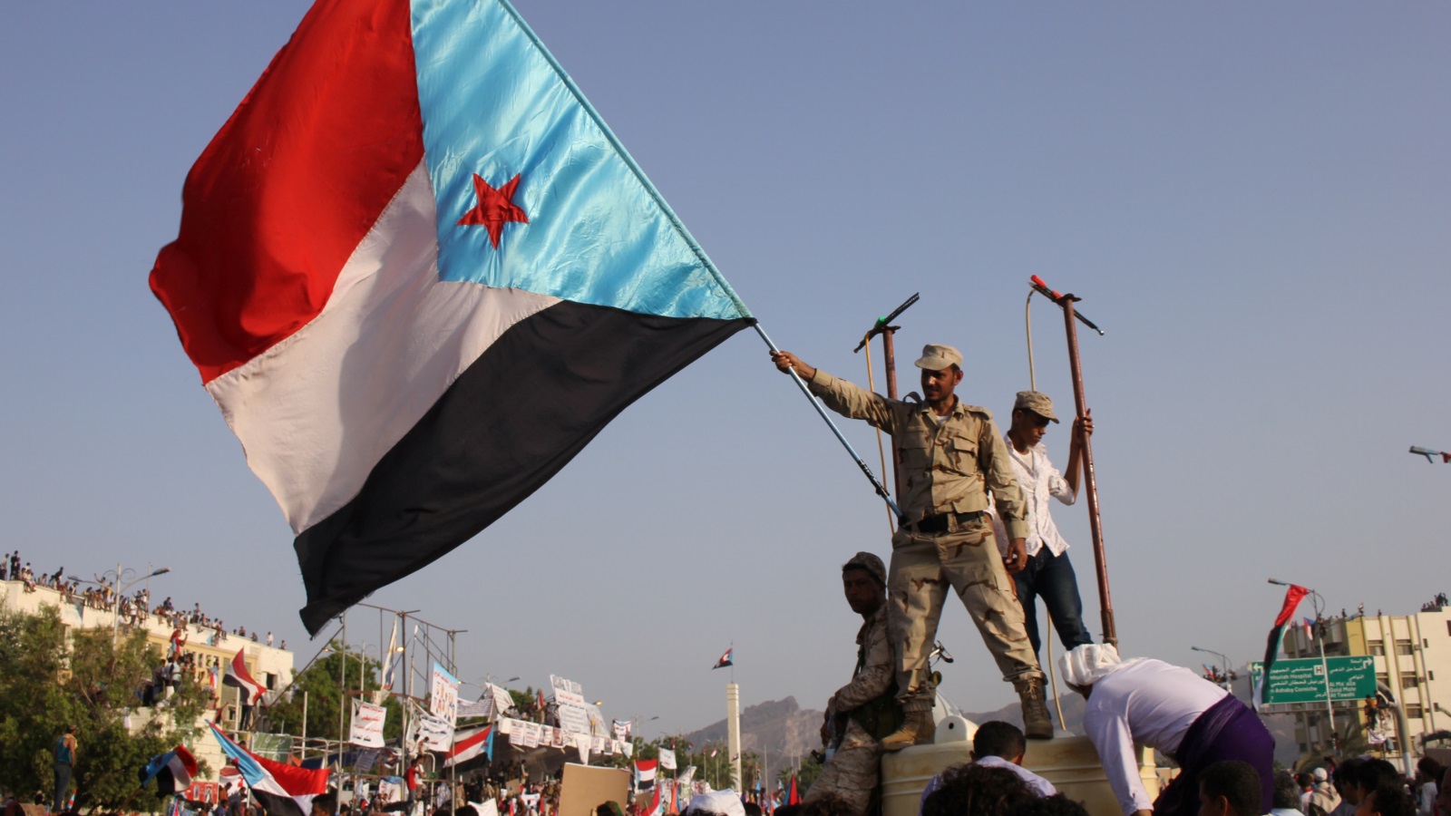 أحد مؤيدي الحراك الجنوبي في عدن يرفع علم الجنوب خلال مظاهرة تطالب بالانفصال