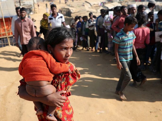 A Rohingya girl carries a child in Kutupalong refugee camp in Cox's Bazar, Bangladesh, January 21, 2018. REUTERS/Mohammad Ponir Hossain TEMPLATE OUT
