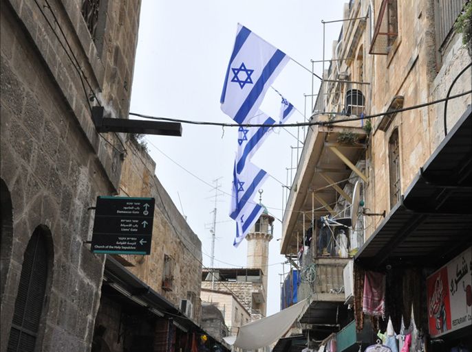 العلم الإسرائيلي يرفع على عقارات للاجئين بالقدس القديمة.