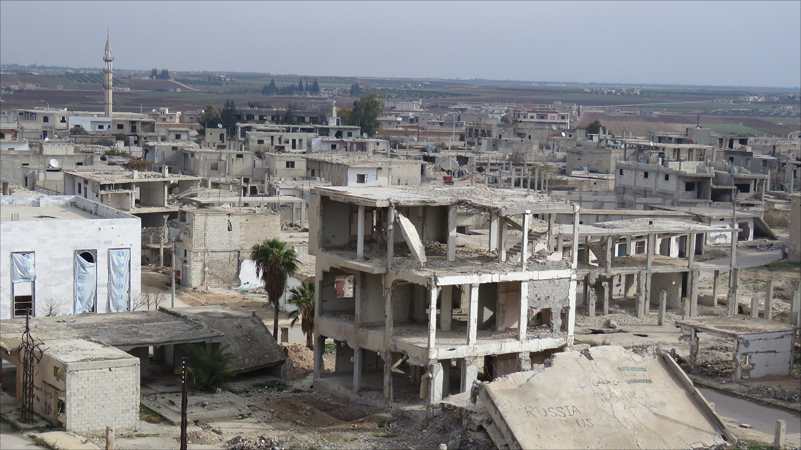 مبنى اتصالات مدمر بفعل القصف في ريف حمص الشمالي (الجزيرة)