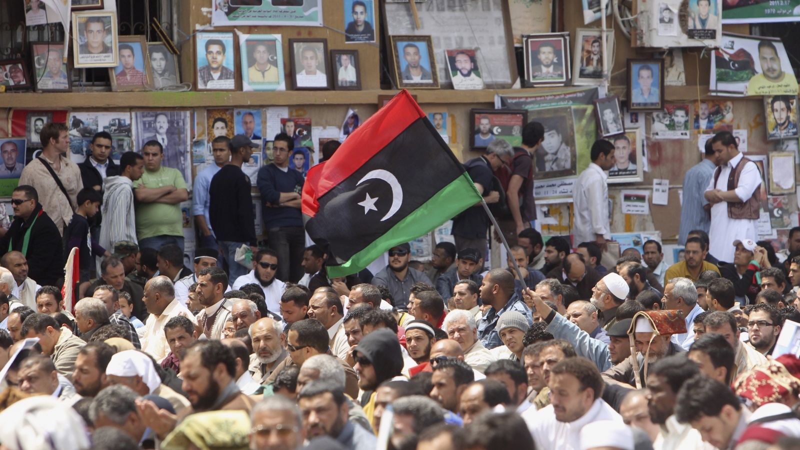 ‪الليبيون يأملون طي صفحة الصراع‬ الليبيون يأملون طي صفحة الصراع (رويترز)