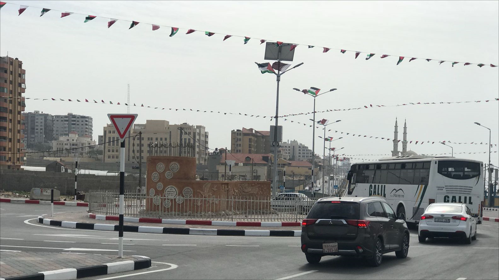 شارع الرشيد بغزة أحد أهم المشاريع الإستراتيجية الممولة من قطر (الجزيرة)