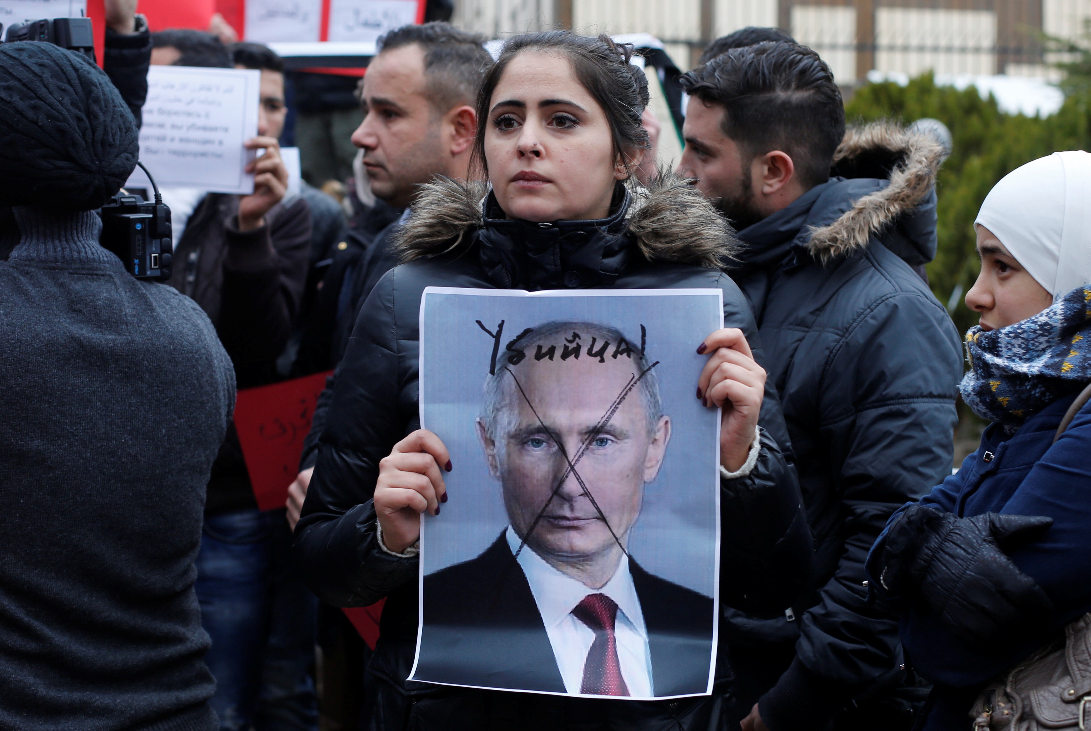 احتجاج أمام السفارة الروسية يالأردن احتجاجاً على دعم روسيا للنظام السورى (رويترز)