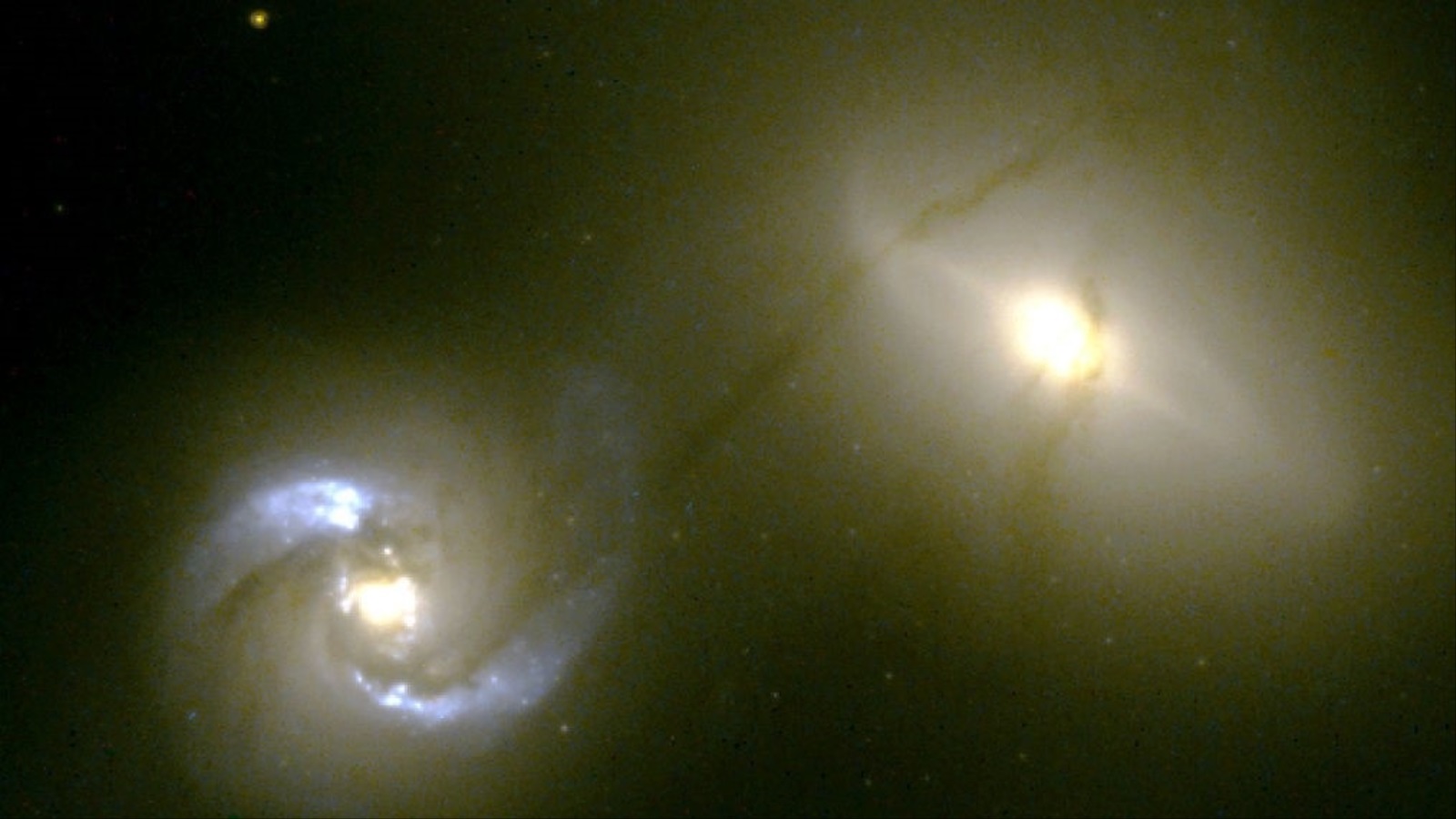 الثنائي NGC 1409 وNGC 1410، لاحظ الخط الوصل بينهما (مواقع التواصل)