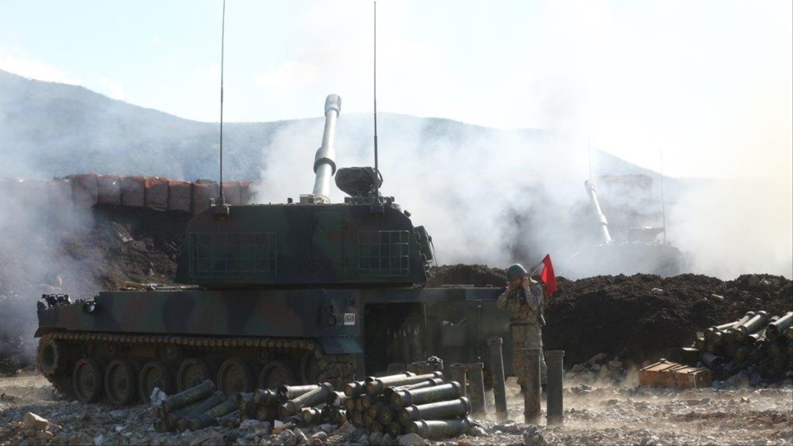 ‪الجيش التركي يواصل للأسبوع الثالث قصف مواقع المسلحين الأكراد في ريف عفرين‬ (الأناضول)