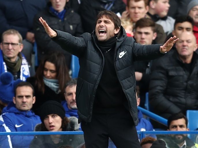 LONDON, ENGLAND - JANUARY 28: Antonio Conte, Manager of Chelsea gives his team instructions during The Emirates FA Cup Fourth Round match between Chelsea and Newcastle on January 28, 2018 in London, United Kingdom. (Photo by Catherine Ivill/Getty Images)