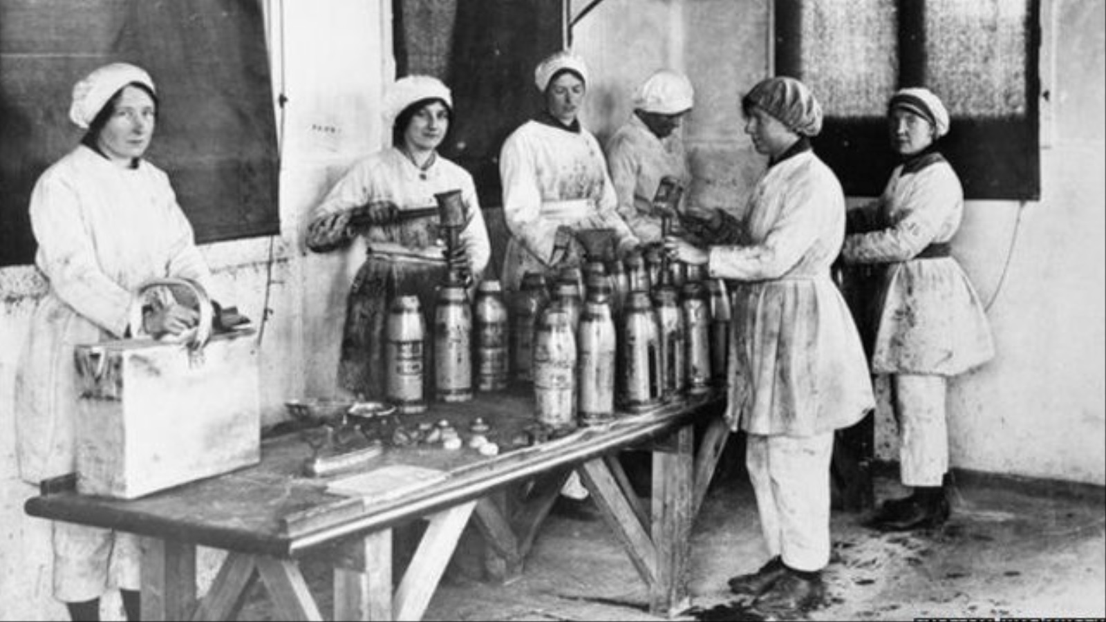 مجموعة من النساء في مصانع الذخائر خلال الحرب العالمية الأولى