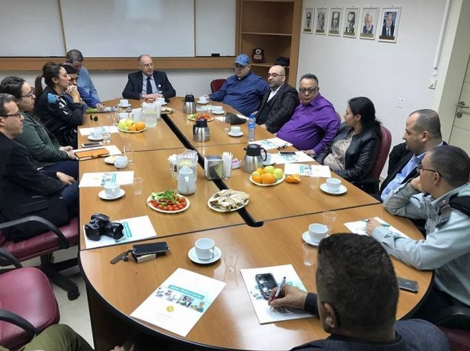 صورة لاجتماع صحفيين عرب بينهم مغاربة مع مسؤولين إسرائيليين