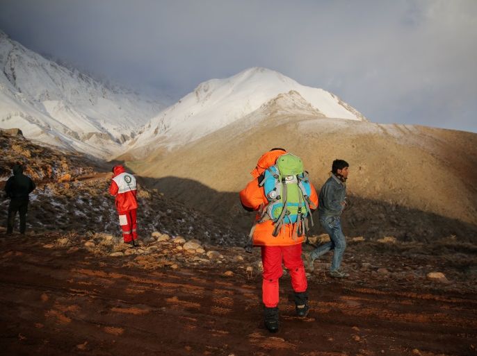 Members of emergency and rescue team search for the plane that crashed in a mountainous area of central Iran, February 19, 2018. REUTERS/Tasnim News Agency ATTENTION EDITORS - THIS PICTURE WAS PROVIDED BY A THIRD PARTY.