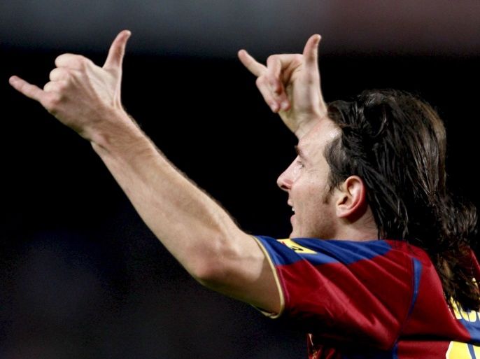 epa01128399 Barcelona's Argentinian Lionel Messi imitates a Ronaldinho gestures after scoring one of his two goals against Sevilla during their Spanish Primera Division soccer match at Nou Camp stadium in Barcelona, north-eastern Spain, late 22 September 2007. Messi dedicated the goal to injured Brazilian player who couldn't play the match. EPA/ALBERTO ESTEVEZ