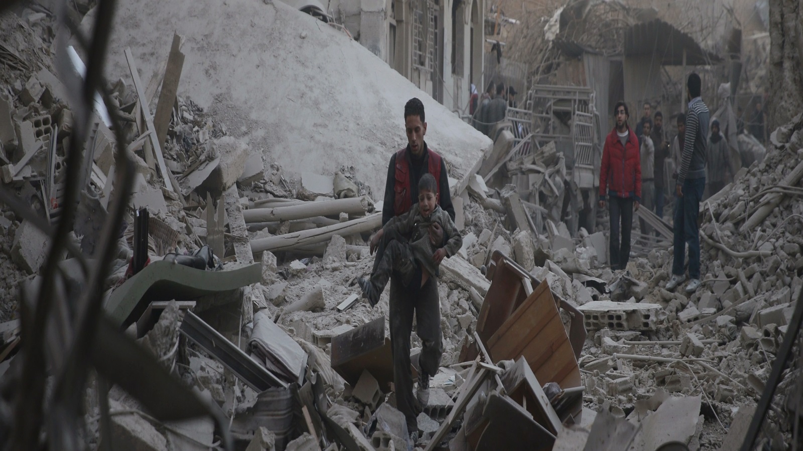 ‪تشهد الغوطة قصفا متواصلا أوقع مئات الضحايا‬ (رويترز)