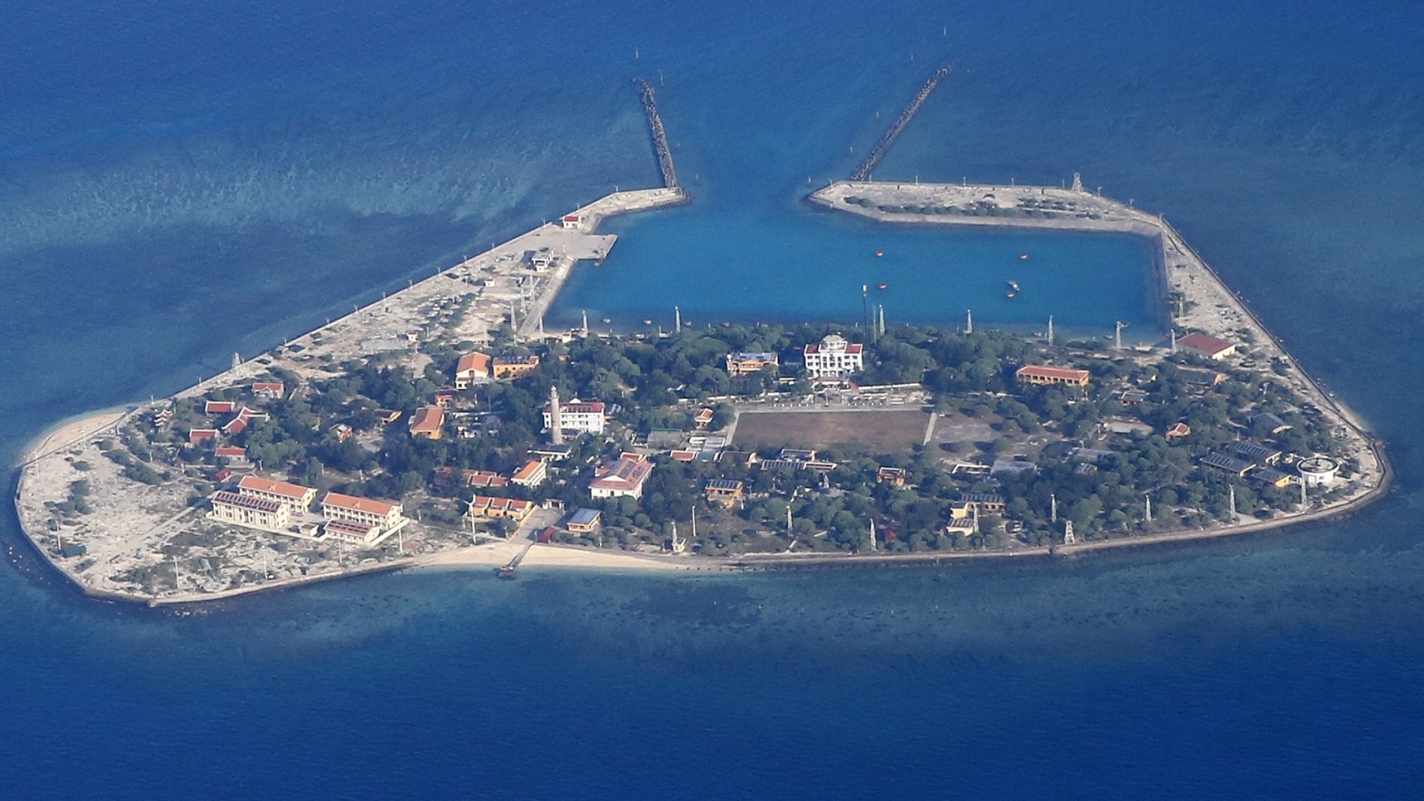 صورة جوية لأحد جزر سبراتلي حيث قامت الصين ببناء مرافق عليها (الأوروبية)