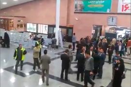 تجمع أهالي ركاب الطائرة المنكوبة في مطار ياسوج بإيران