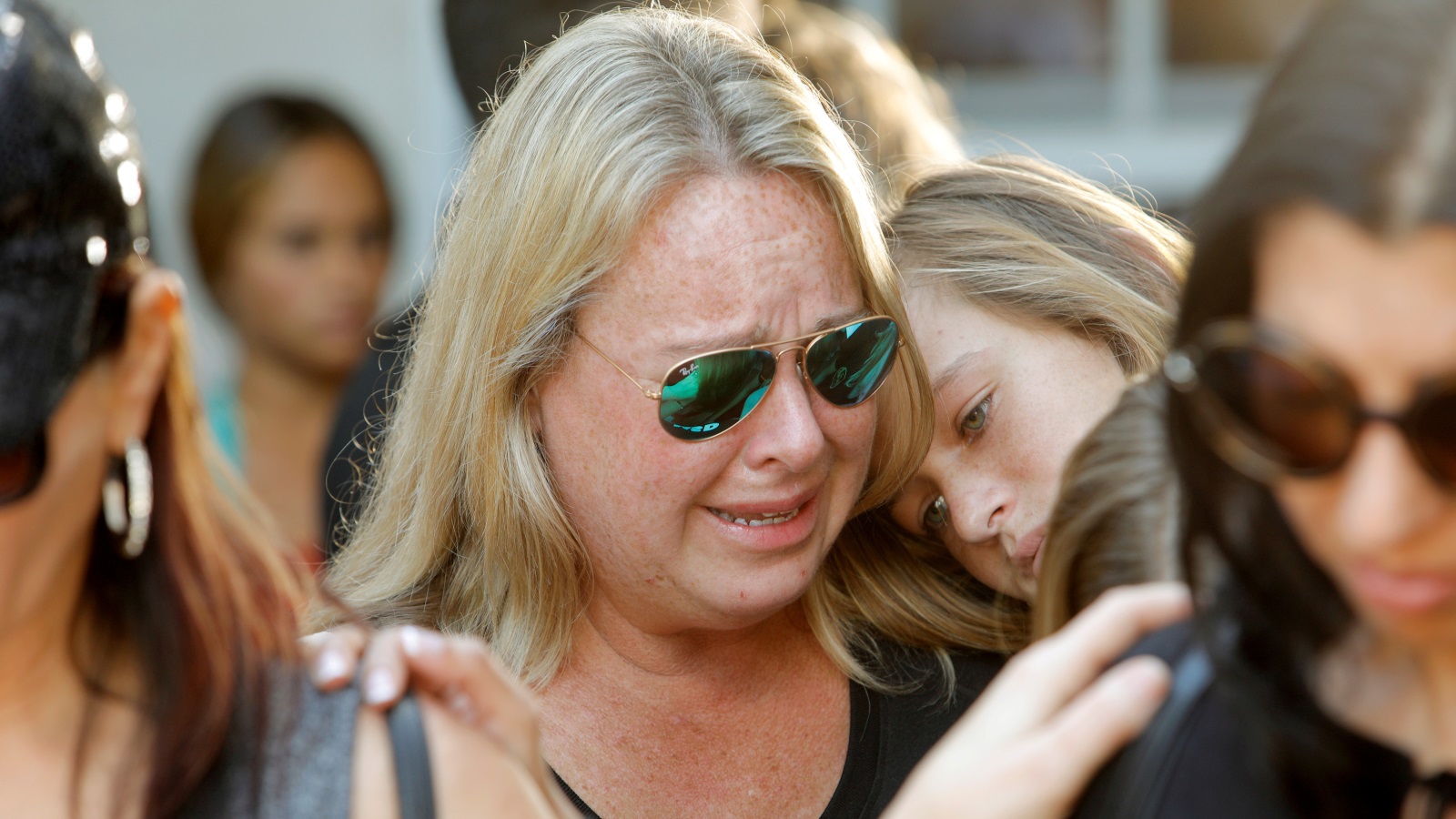 متضامنون مع أهالي ضحايا الهجوم على المدرسة (رويترز)