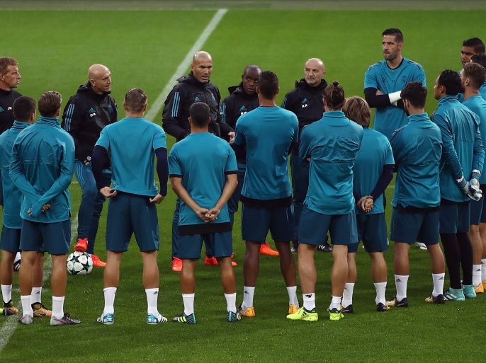 DORTMUND, GERMANY - SEPTEMBER 25: Head coach Zinedine Zidane talks to the players during a Real Madrid training session ahead of their UEFA Champions League Group H match against Borussia Dortmund at Signal Iduna Park on September 25, 2017 in Dortmund, Germany. (Photo by Alex Grimm/Getty Images)