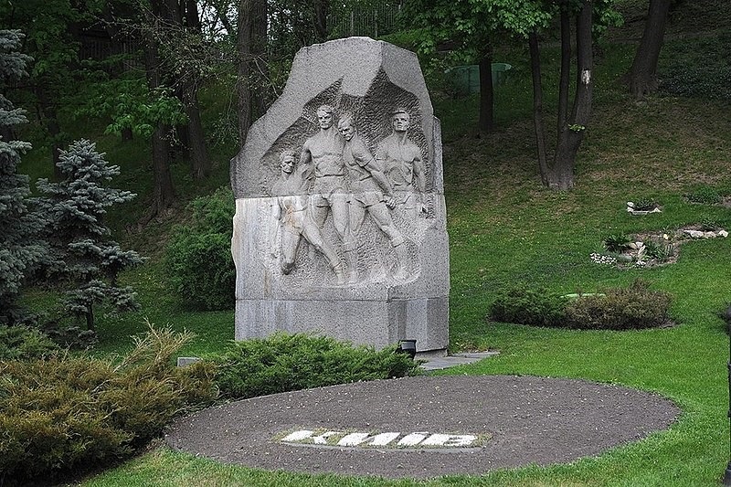 نصب تذكاري يجسد اللاعبين الأوكرانيين ضاحايا مباراة الموت في مدينة كييف