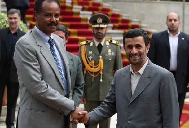 الرئيس الإريتري أسياس أفورقي والرئيس الإيراني السابق أحمدي نجاد (غيتي)