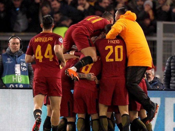 ROME, ITALY - MARCH 13: Edin Dzeko and his teammates of AS Roma celebrate after scoring the opening goal during the UEFA Champions League Round of 16 Second Leg match between AS Roma and Shakhtar Donetsk at Stadio Olimpico on March 13, 2018 in Rome, Italy. (Photo by Paolo Bruno/Getty Images)