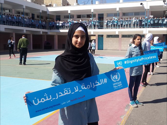 فلسطين رام الله مخيم الأمعري 12 آذار 2018 طالبات من مدارس تابعة للأونروا يرفعن شعارات تدعو لدعم الوكالة .