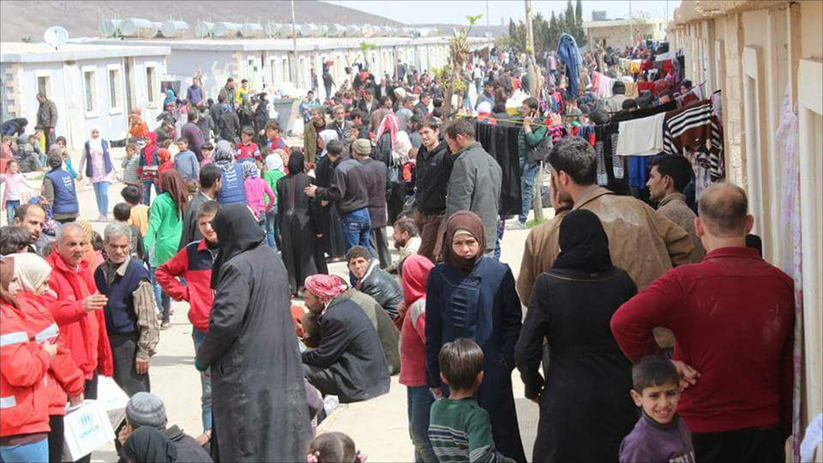 ‪مهجرو الغوطة الشرقية ينتظرون وعودا بالعودة إلى بلداتهم‬ (مواقع التواصل)