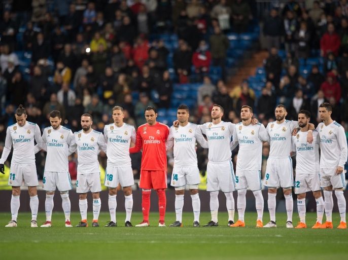MADRID, SPAIN - MARCH 03: Real Madrid players hold a minute of silence in memory of former Sporting Gijon and Barcelona player Enrique Castro 'Quini' before the La Liga match between Real Madrid and Getafe at Estadio Santiago Bernabeu on March 3, 2018 in Madrid, Spain. (Photo by Denis Doyle/Getty Images)