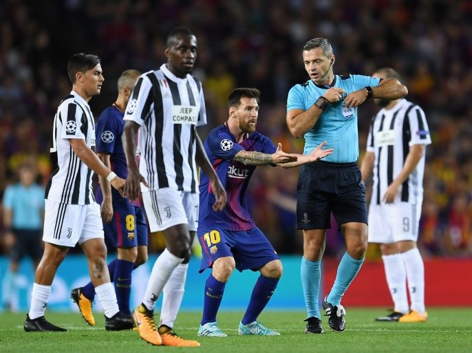 BARCELONA, SPAIN - SEPTEMBER 12: Lionel Messi of Barcelona argues with referee Damir Skomina during the UEFA Champions League Group D match between FC Barcelona and Juventus at Camp Nou on September 12, 2017 in Barcelona, Spain. (Photo by David Ramos/Getty Images)