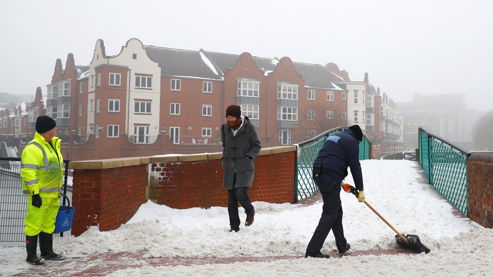 ‪الثلوج السميكة شلت الحياة في أجزاء مختلفة من بريطانيا‬ (رويترز)
