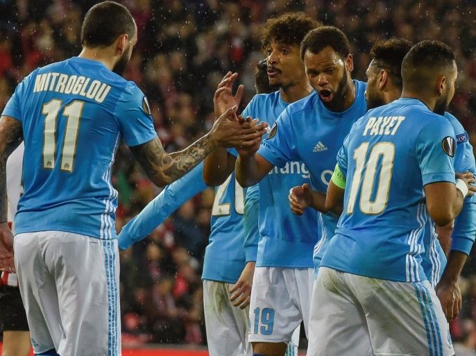 epa06606462 Olympique Marseille's Dimitri Payet (R) celebrates with teammates after scoring the 0-1 lead during the UEFA Europa League round of 16 second soccer leg match between Athletic Bilbao and Olympique Marseille at San Mames stadium in Bilbao, Basque Country, northern Spain, 15 March 2018. EPA-EFE/MIGUEL TONA