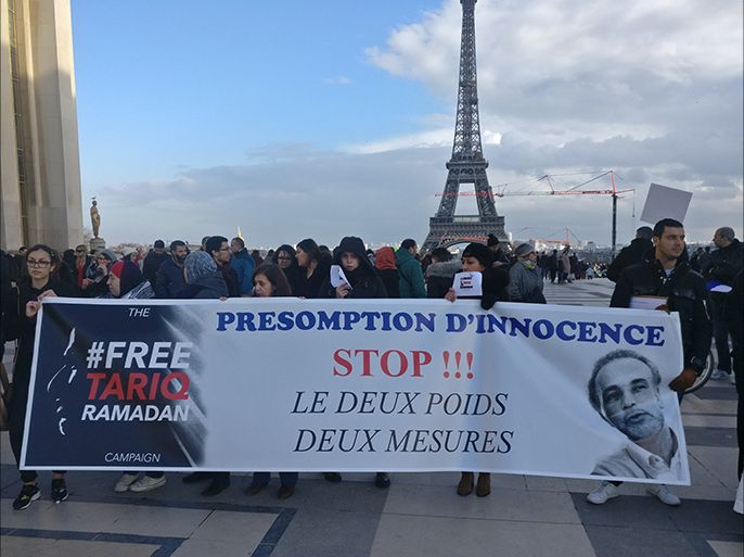مظاهرة شعبية حاشدة في باريس قرب برج ايفل للمطالبة بالإفراج عن طارق رمضان
