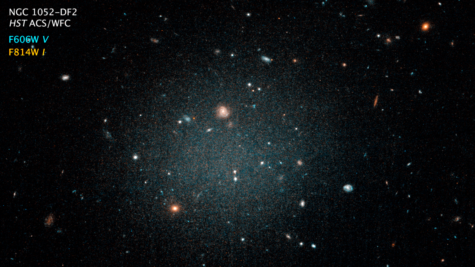 
 المجرة NGC1052-DF2، أنها تلك الهالة الضبابية التي تراها منتصف الصورة، وهي بحجم درب التبانة تقريبًا، رغم ذلك تحتوي فقط، على 1\200 من كم المادة الموجود في درب التبانة، كذلك لا تحتوي على مركز أكثر كثافة، أو أذرع، أو ثقب أسود فائق الكتلة في مركزها،
 (مواقع التواصل)