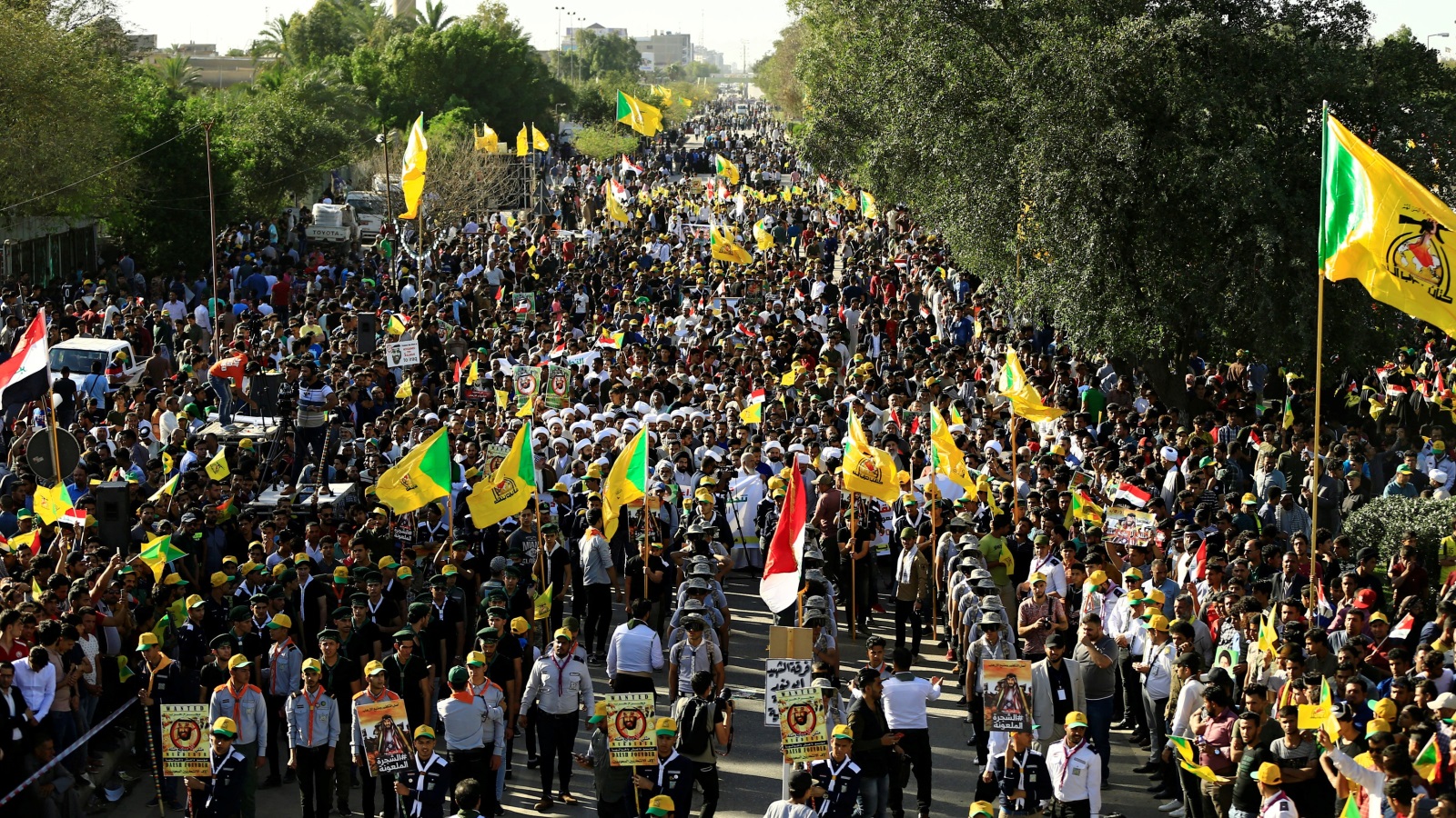 المتظاهرون رفعوا أعلام حزب الله العراقي (رويترز)
