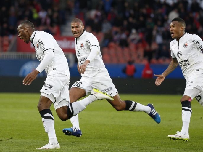 epa04619638 Herve Bazile (L) of SM Caen celebrates with his teammates after scoring the 2-2 equalizer during the French Ligue 1 soccer match between Paris Saint-Germain (PSG) and SM Caen at the Parc des Princes stadium in Paris, France, 14 February 2015. EPA/YOAN VALAT