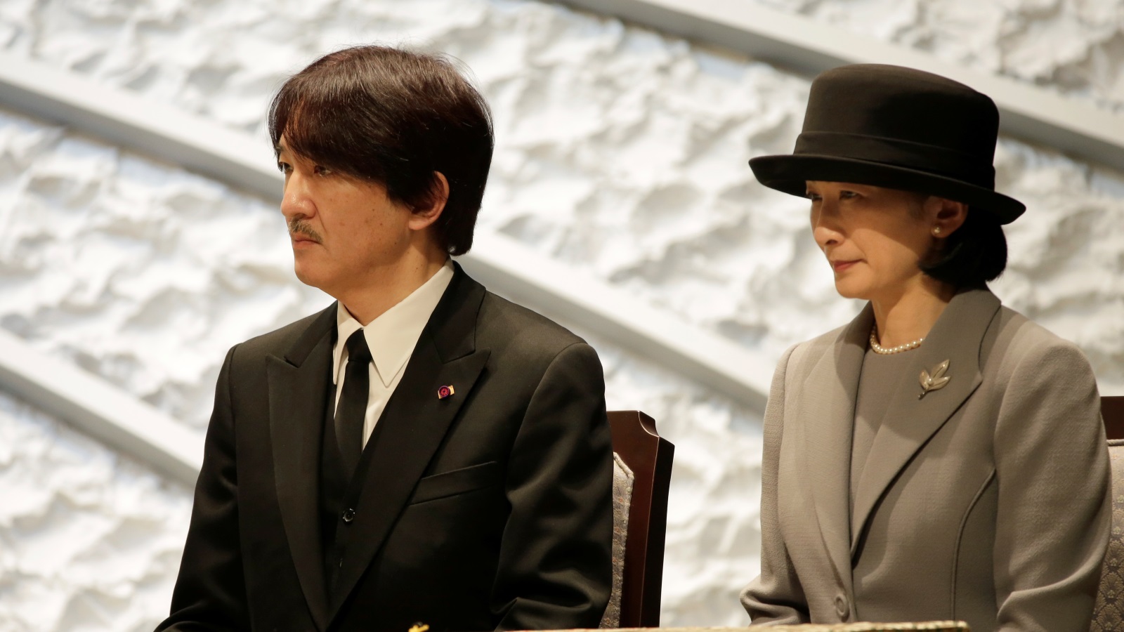 ‪الأمير أكيشينو وزوجته حضرا فعالية تخليد الذكرى السابعة لتسونامي‬  (رويترز)