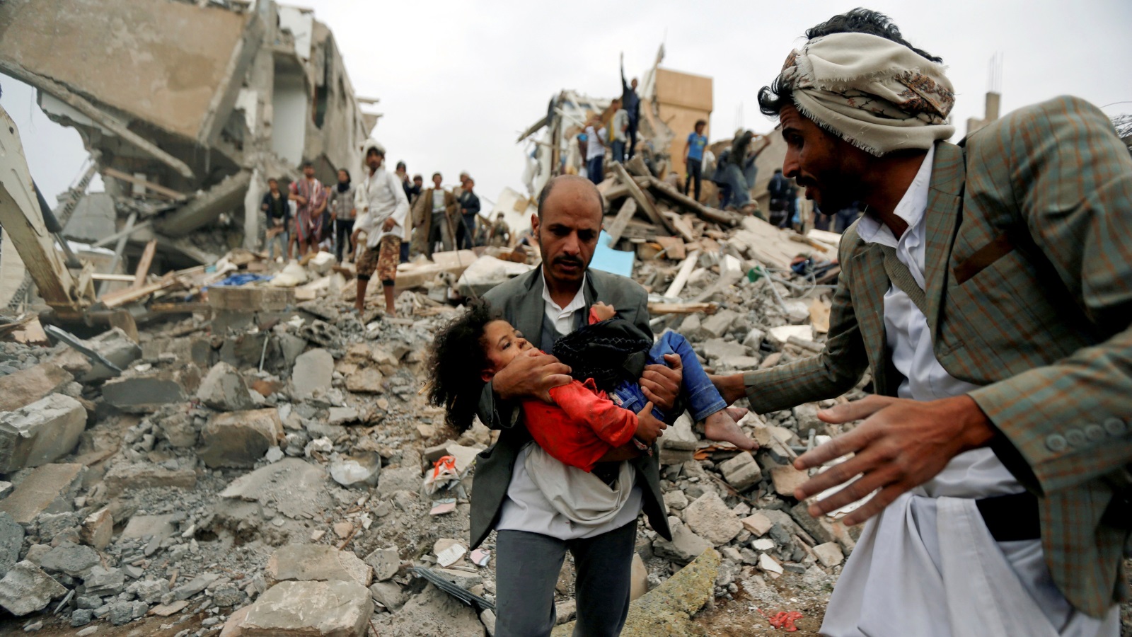 الطفلة اليمنية بثينة الناجية بعد تعرض منزل أسرتها بصنعاء للقصف يوم 26 أغسطس/آب 2017 ومقتل عدد من أفراد أسرتها (رويترز)