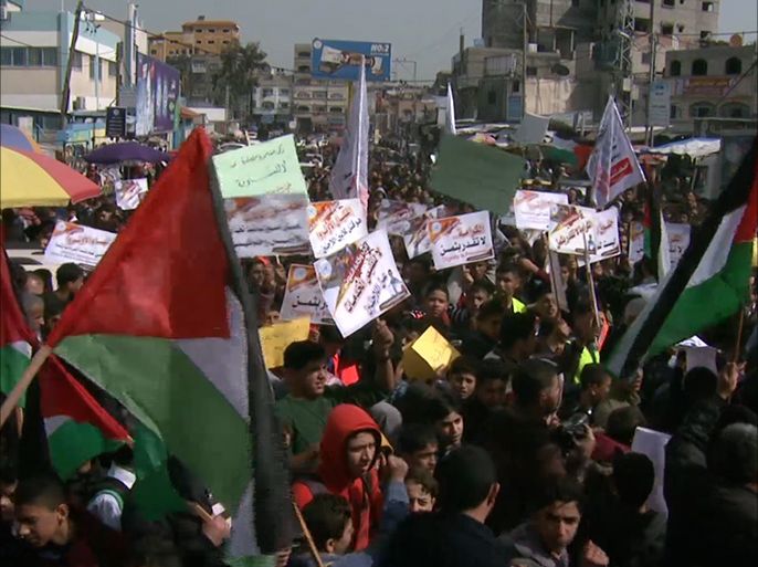 مسيرة حاشدة أمام مقر وكالة الغوث "الأونروا" بمخيم جباليا شمال قطاع غزة، رفضاً للإجراءات بحق اللاجئين وتقليص المساعدات.