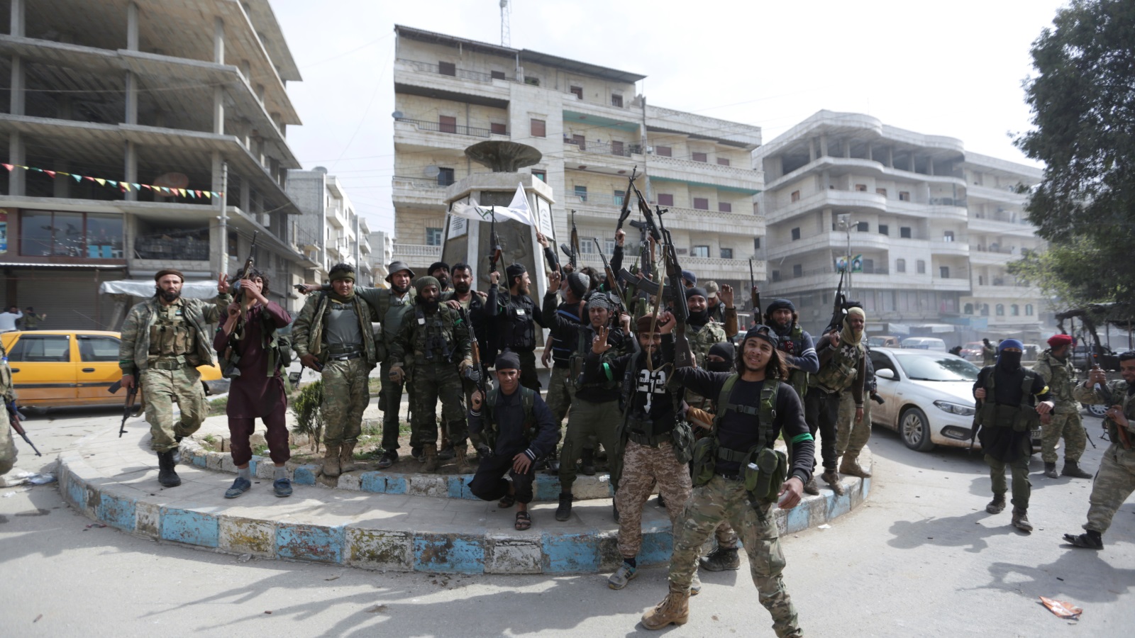 مقاتلو الجيش السوري الحر في وسط مدينة عفرين (رويترز)