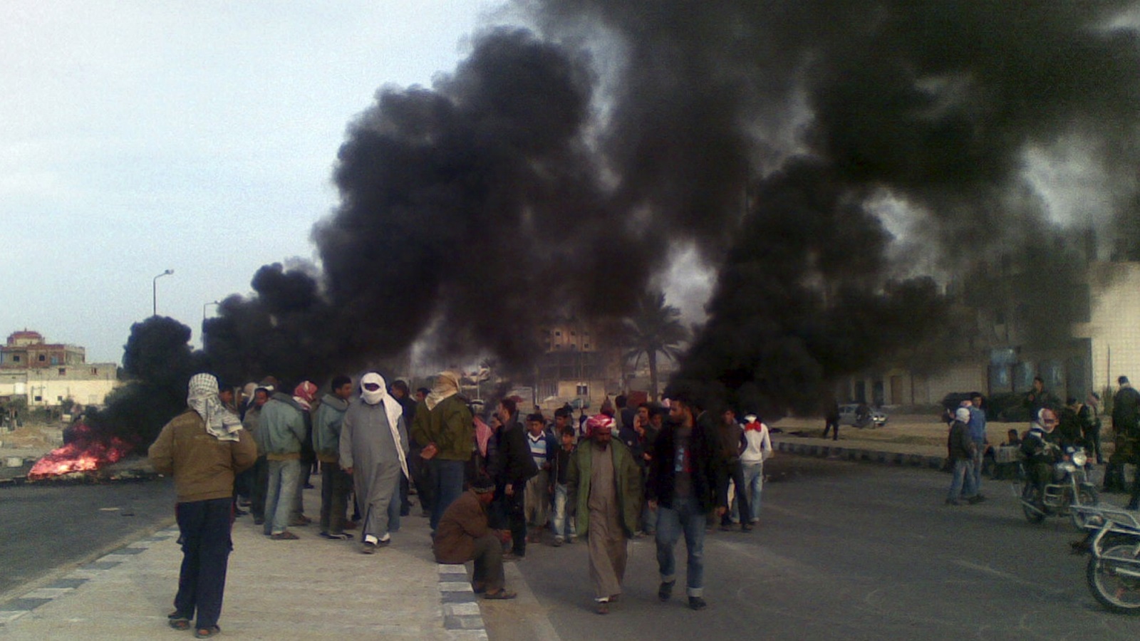 خلال أيام ثورة يناير2011، فقدت الحكومة المصرية سيطرتها على شمال سيناء، حيث حاصر البدو الغاضبون مراكز الشرطة والمنشآت العسكرية، وأحرقت الكثير من الأقسام، ونهبت أسلحتها