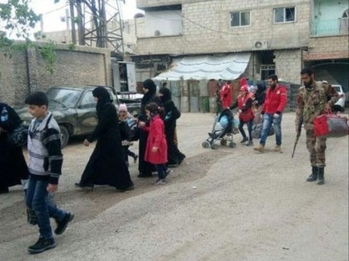 صورة نشرتها وكالة سانا لخروج مدنيين من إحدى مناطق الغوطة الشرقية