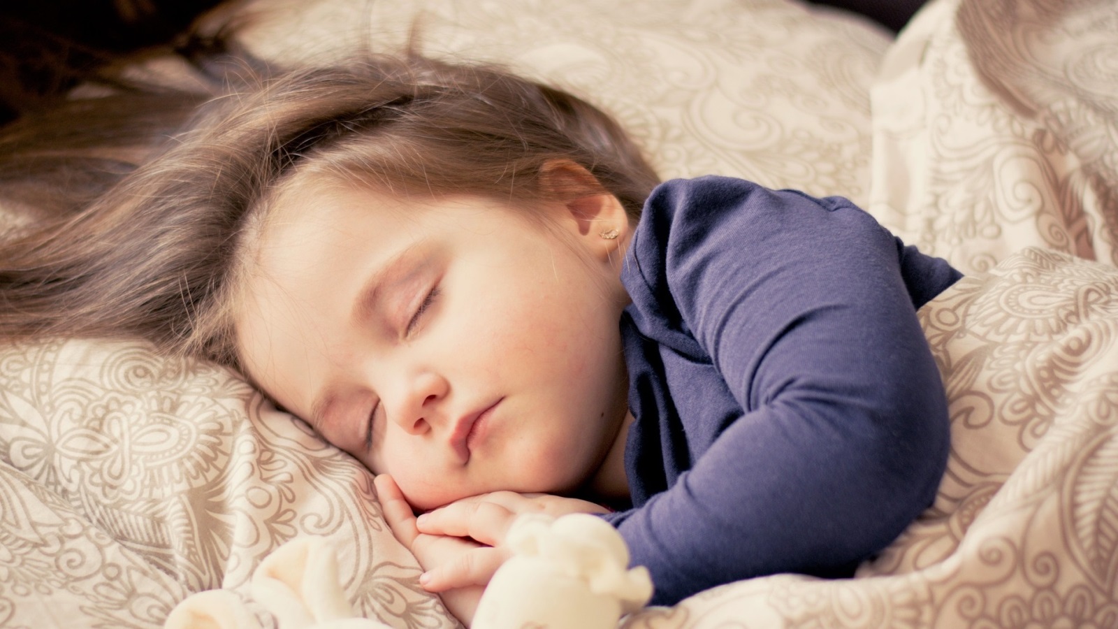 ‪تختلف ساعات النوم بحسب عمر الأطفال‬ تختلف ساعات النوم بحسب عمر الأطفال (مواقع التواصل)
