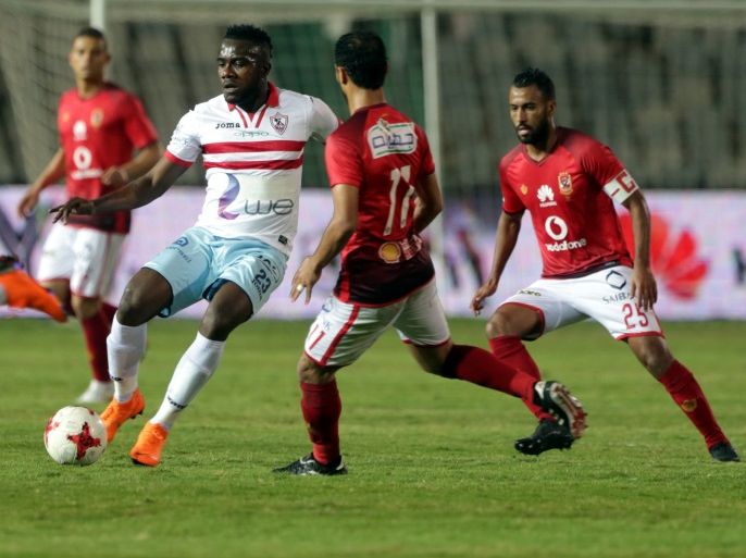 epa06695088 Al-Zamalek player Kabongo Kasongo (L) fights for the ball with Al-Ahly players Walid Souliman (C) and Hossam Ashour (R) during the Egyptian Premier League soccer match between Al-Zamalek and Al-Ahly at International Cairo Stadium in Cairo, Egypt, 26 April 2018. EPA-EFE/KHALED ELFIQI