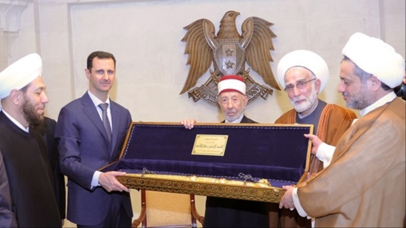 
صورة للبوطي مع بشار الأسد  (مواقع التواصل)  
