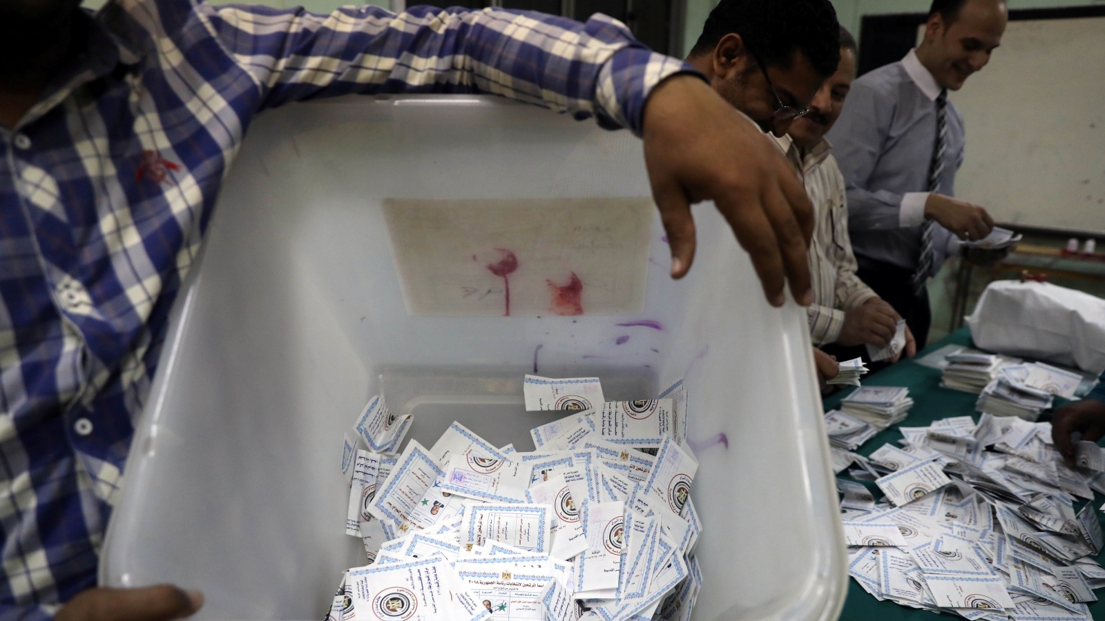 فرز الأصوات في انتخابات الرئاسة بمصر لعام 2018 (رويترز)