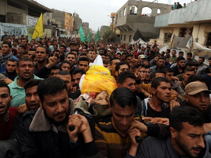ATTENTION EDITORS - VISUAL COVERAGE OF SCENES OF INJURY OR DEATH Mourners carry the body of Palestinian Ahmed al-Athamna, 24, who was killed at the Israel-Gaza border, during his funeral in Beit Hanoun town, in the northern Gaza Strip April 20, 2018. REUTERS/Mohammed Salem TEMPLATE OUT.