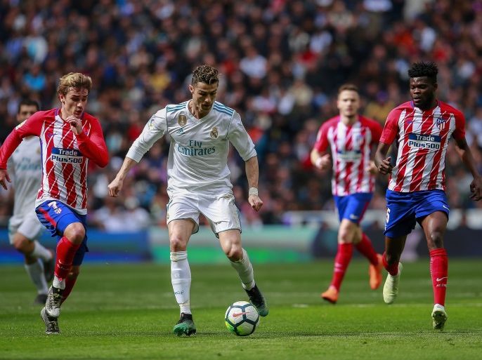 MADRID, SPAIN - APRIL 08: Cristiano Ronaldo (R) of Real Madrid CF competes for the ball with Antoine Griezmann (L) of Atletico de Madrid during the La Liga match between Real Madrid CF and Club Atletico de Madrid at Estadio Santiago Bernabeu on April 8, 2018 in Madrid, Spain. (Photo by Gonzalo Arroyo Moreno/Getty Images)